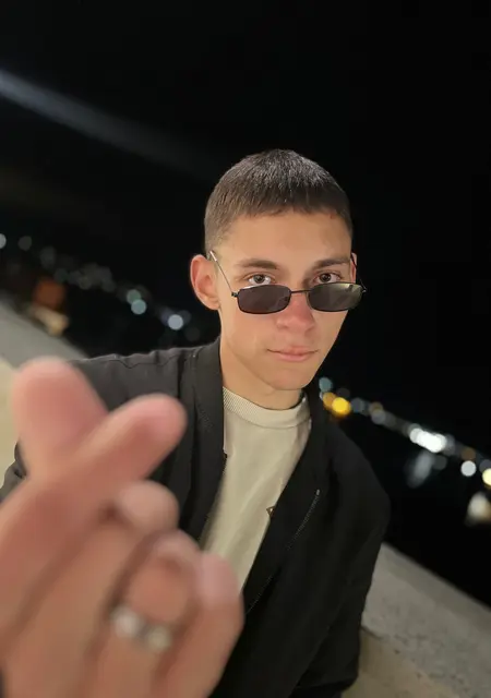 Я Данил, 19, из Севастополя, ищу знакомства на одну ночь