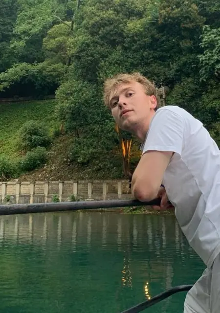 Я Егор, 20, из Чебоксар, ищу знакомство для открытые отношения