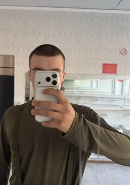 Я Андрей, 20, из Сухого Лога, ищу знакомства на одну ночь