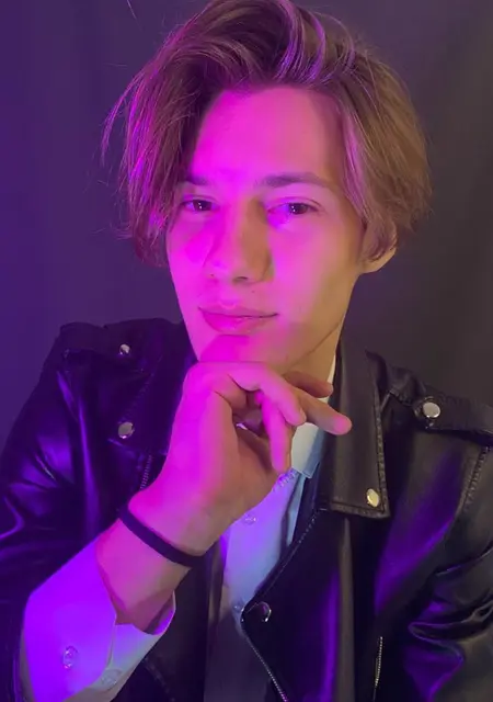 Я Аркадий, 19, из Ульяновска, ищу знакомства без обязательств