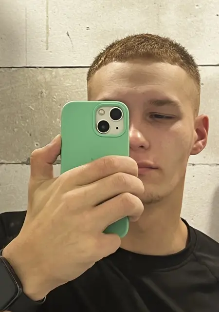 Я Кирилл, 21, из Санкт-Петербурга, ищу знакомства на одну ночь