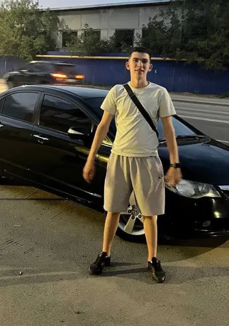 Я Богдан, 19, из Казани, ищу знакомства без обязательств