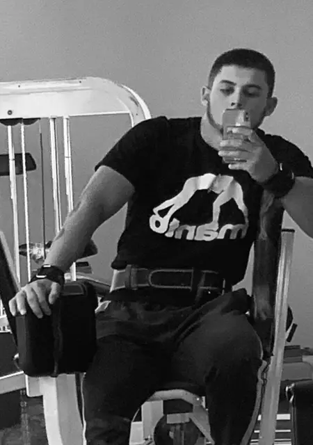 Я Денчик, 20, знакомлюсь без обязательств в Ульяновске