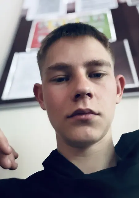 Я Артем, 19, из Санкт-Петербурга, ищу знакомство для постоянных отношений