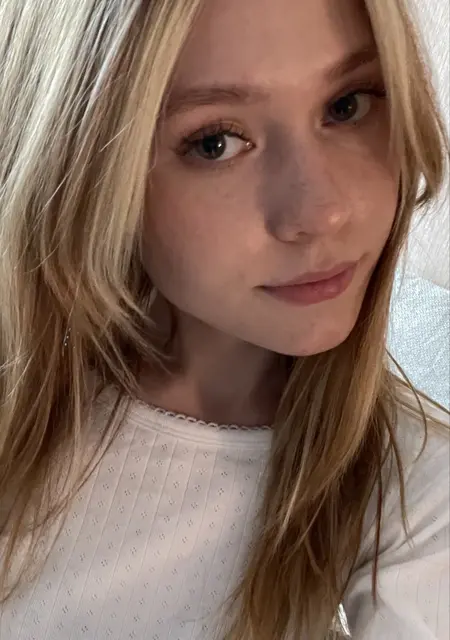 Я Арина, 18, из Санкт-Петербурга, ищу знакомство для вирта