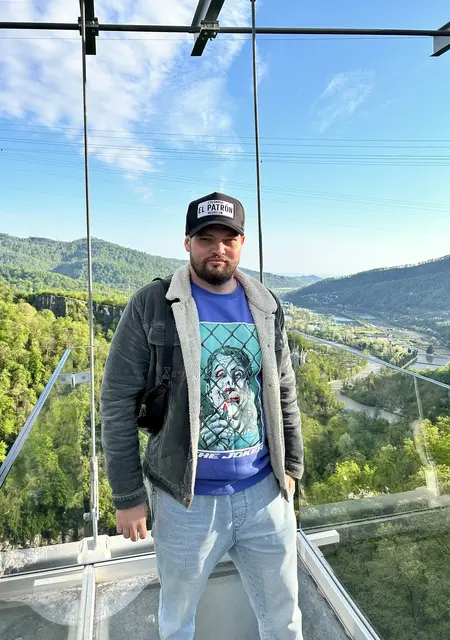 Sasha из Ялты, мне 32, познакомлюсь на одну ночь