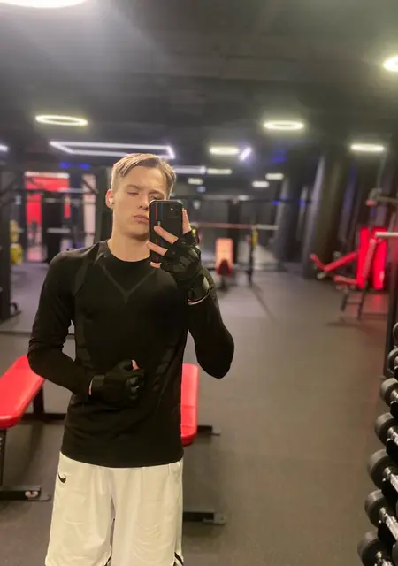 Я Макс, 19, из Сургута, ищу знакомство для постоянных отношений