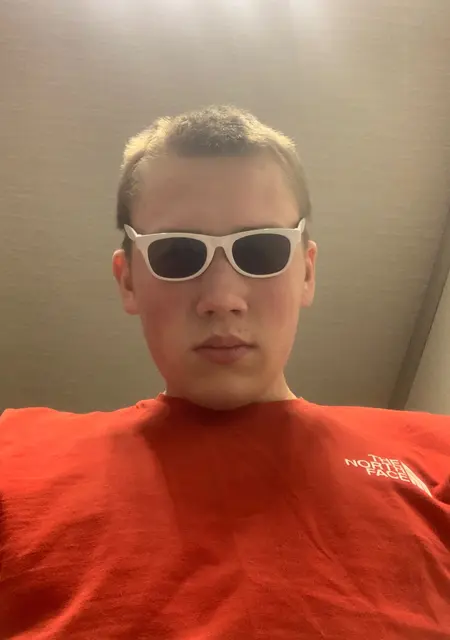 Я Денис, 19, знакомлюсь без обязательств в Кирове