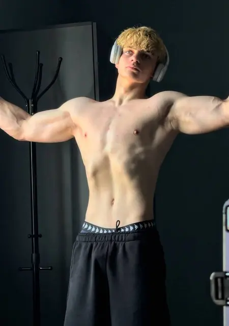 Я Александр, 19, знакомлюсь без обязательств в Твери