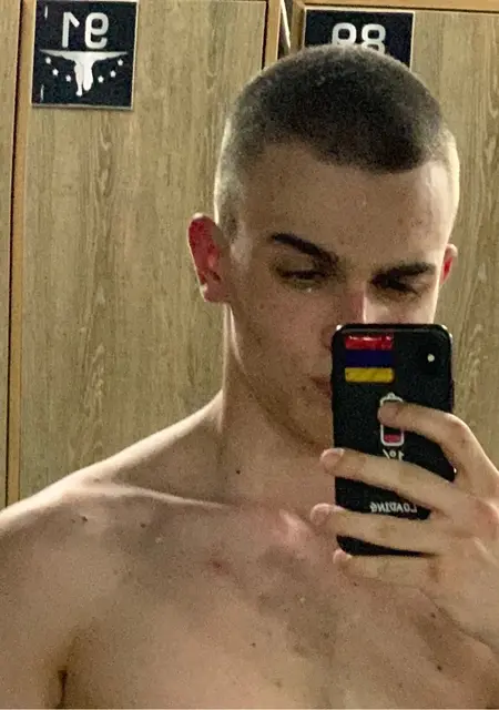 Я Дима, 21, из Нефтеюганска, ищу знакомства на одну ночь